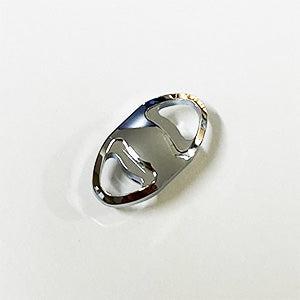 Eine silberne Hedgehog Studio Knob Cap für Shimano 20 Metanium, 22 Metanium Shallow Edition und 20 SLX DC liegt flach auf einer weißen Oberfläche. Oval geformt mit zwei Aussparungen, passt sie zum Stil vieler Shimano-Rollenzubehörteile.