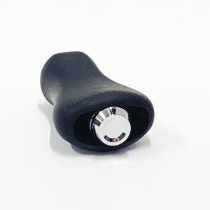 Die Hedgehog Studio Knob Cap, die für die Shimano-Rollen 23 Vanquish, 22 Aldebaran BFS und 23 Calcutta Conquest BFS entwickelt wurde, verfügt über einen schwarzen ergonomischen Griff mit einer glänzenden silbernen Kappe auf schlichtem weißem Hintergrund.