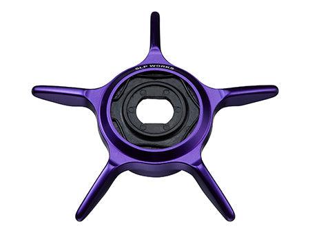 Ein violettes, fünfspeichiges RL-TNG | SLP Works 24 Steez SV TW Color Kit | Lila Teil von RL-Angelrollentuning, mit runder Mitte und schwarzem Innenring, trägt das „SLP WORKS“-Logo – ideal für Steez SV TW Rollen.