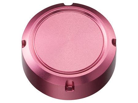 Ein rundes, metallisch rosa Teil aus dem RL-TNG | SLP Works 24 Steez SV TW Color Kit | Rosa von RL-Angelrollentuning, mit einer flachen Oberseite mit drei Kerben und einer glatten, reflektierenden Oberfläche.