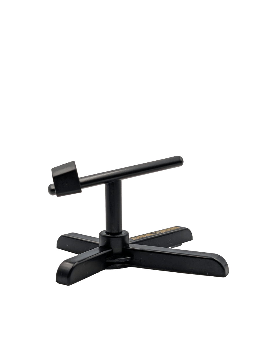 Der RL-Angelrollentuning Röllenständer DK | Reel Stand ist ein schwarzer, verstellbarer Tischständer mit beschwertem Fuß und kurzer Montagestange, abgebildet auf schlichtem weißem Hintergrund. Er dient gleichzeitig als Angelrollenständer.