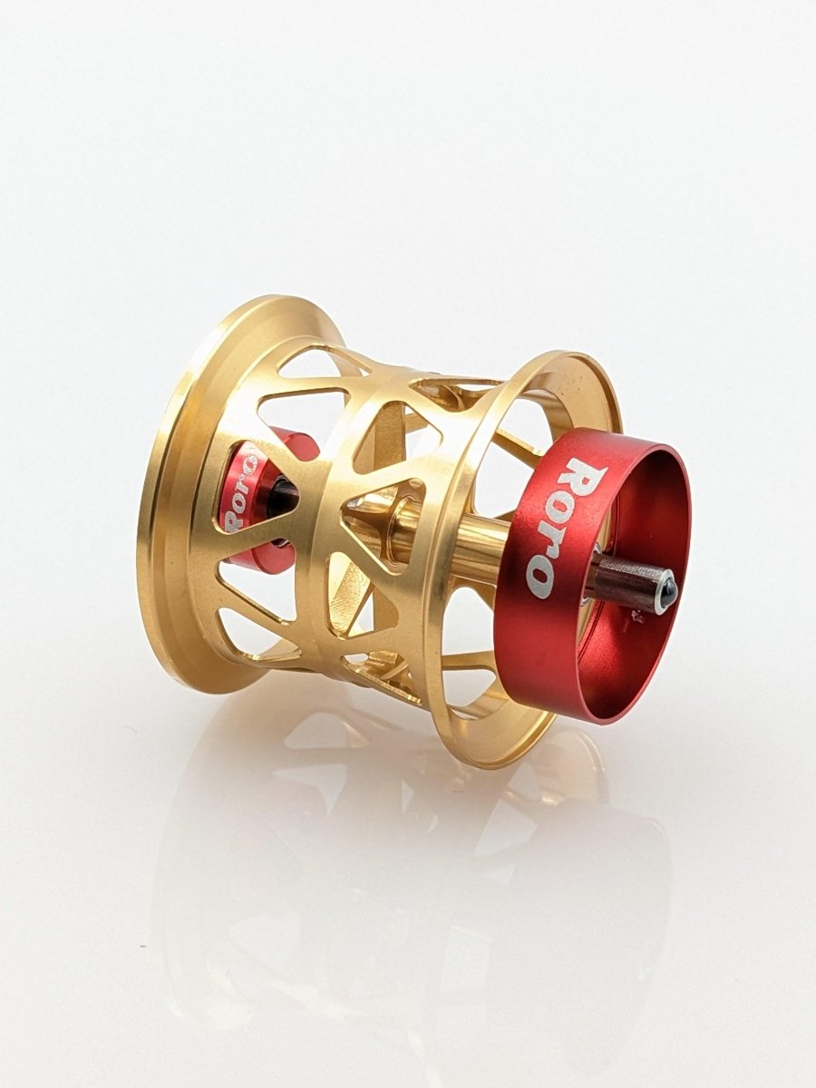 Eine goldene, zylindrische BFS-Titanspule AX22 von Roro Lure mit präzisen Aussparungen und dem Schriftzug „Roro“ auf der Kappe ist auf weißem Hintergrund abgebildet. Kompatibel mit 23 SLP Millionaire Air, 22 Silver Creek Air und mehr.