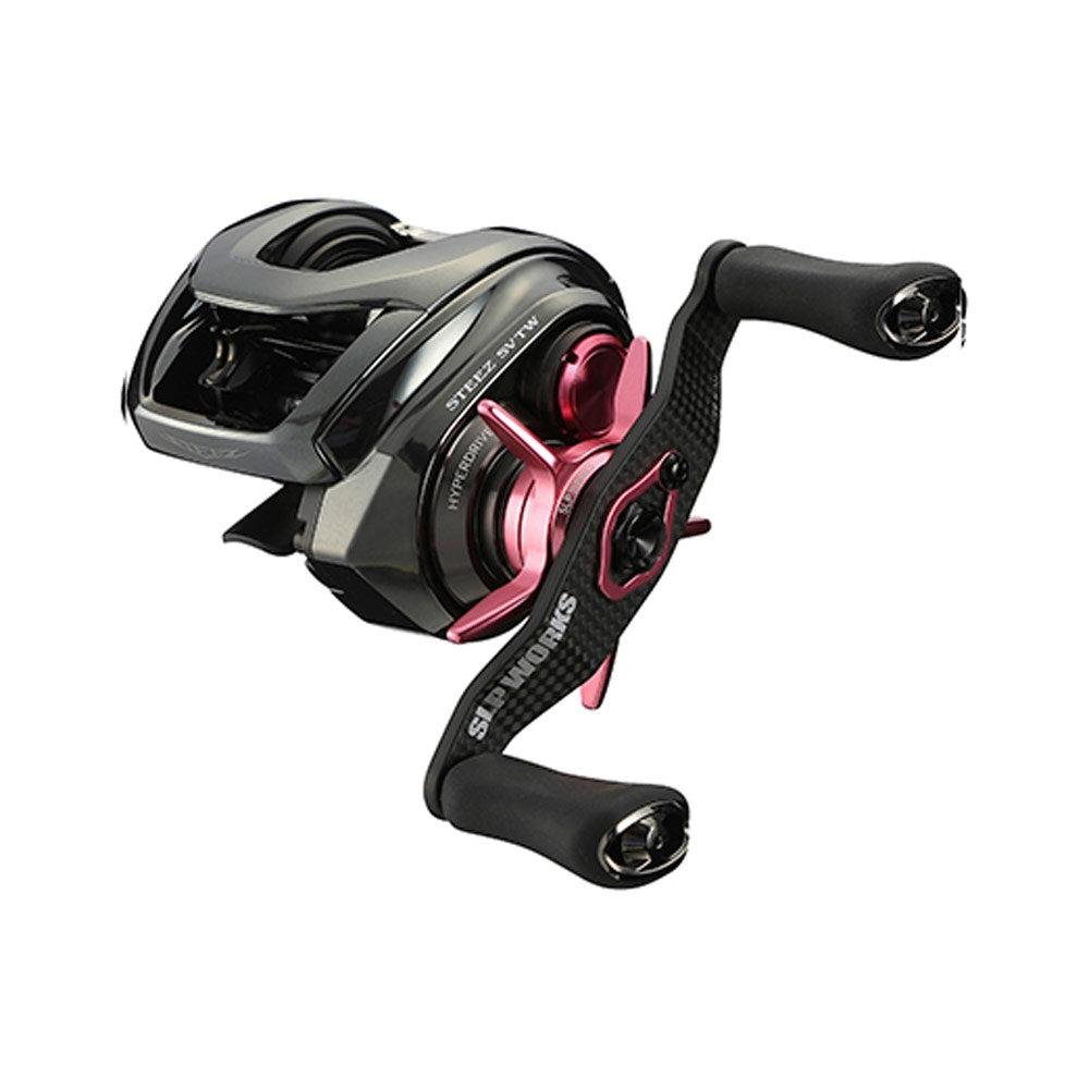 Die SLP Works 24 Steez SV TW SCL Star Drag Baitcasting-Rolle von SLP Works verfügt über ein schwarzes Gehäuse, pinkfarbene Metallic-Akzente, Star Drag und zwei schwarze ergonomische Griffe auf weißem Hintergrund.