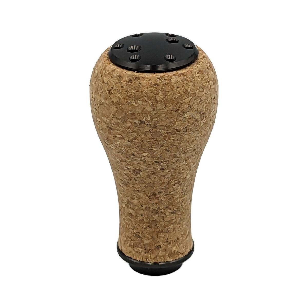 Der SLP Works Power Light Cork Knob S von SLP Works besteht aus einem Korkkörper und einer schwarzen (Schwarz) Oberseite, die auf einem schlichten weißen Hintergrund abgebildet ist.