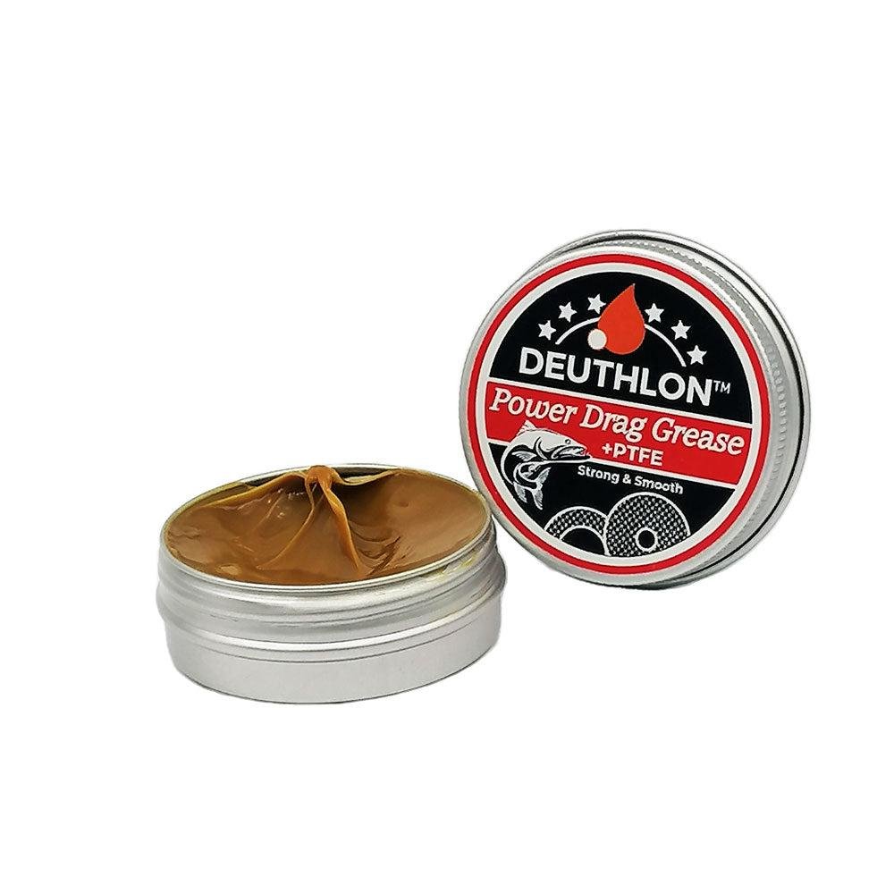 Geöffnete 30-ml-Dose Deuthlon Power Drag Grease mit sichtbarem hellbraunem Fett und beschriftetem Deckel auf der Rückseite. Speziell von Deuthlon für Angelrollenbremsen formuliert, enthält es PTFE und eine nicht-newtonsche Formel.
