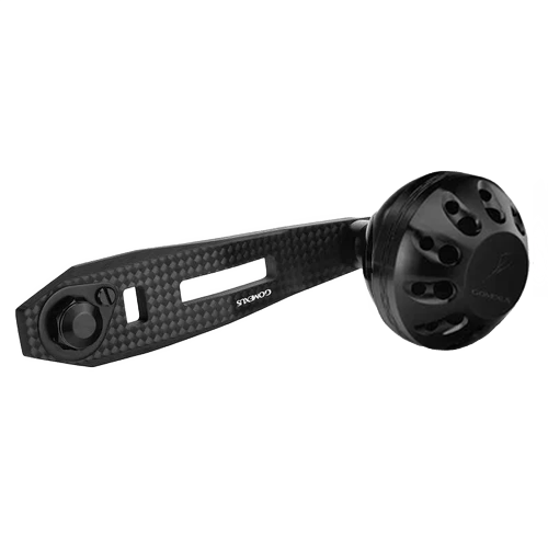 Ein Gomexus Carbon-Griff 75 mm mit einem 38 mm Power-Knopf (7 x 4 mm) verfügt über ein schwarzes Carbonfaser-Design, einen strukturierten Arm und einen großen Power-Knopf, der schräg vor einem weißen Hintergrund dargestellt ist.