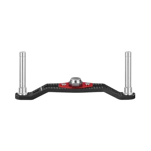 Eine Gomexus Kurbelhalterung für 85 mm Carbon-Griffe aus Metall und Carbonfaser, zwei vertikalen Pfosten und einer zentralen roten Kuppelkappe für kompatible Shimano-Rollen, Vorderseite auf weißem Grund. Knöpfe (7 x 4 mm) nicht im Lieferumfang enthalten.