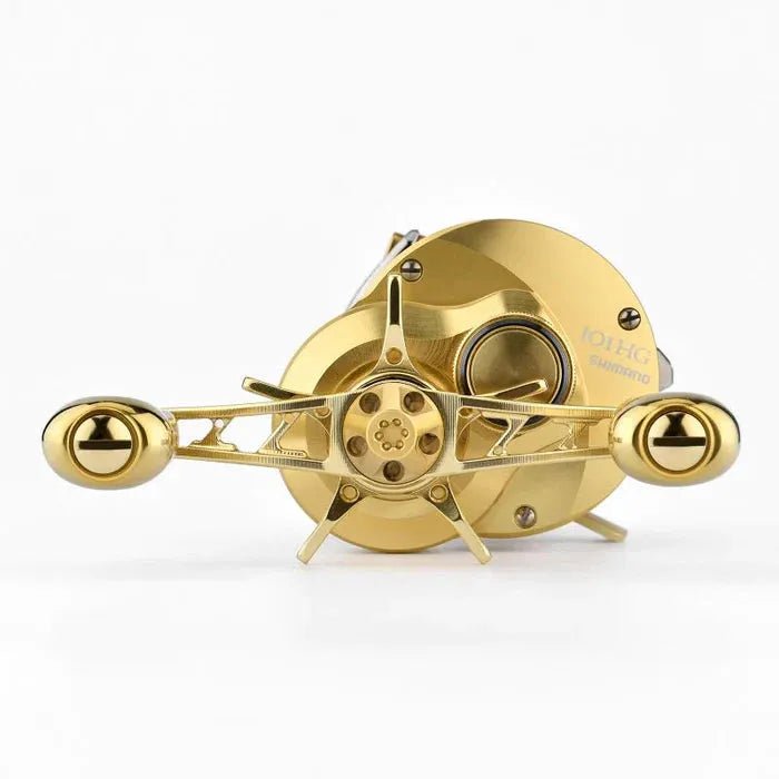 Eine Nahaufnahme eines 90-mm-Griffs aus Gomexus-Goldaluminium mit 22-mm-Titanknöpfen (7 x 4 mm) mit der Marke Gomexus ist auf einem schlichten weißen Hintergrund zu sehen – ideal für Liebhaber von Baitcasterrollen.