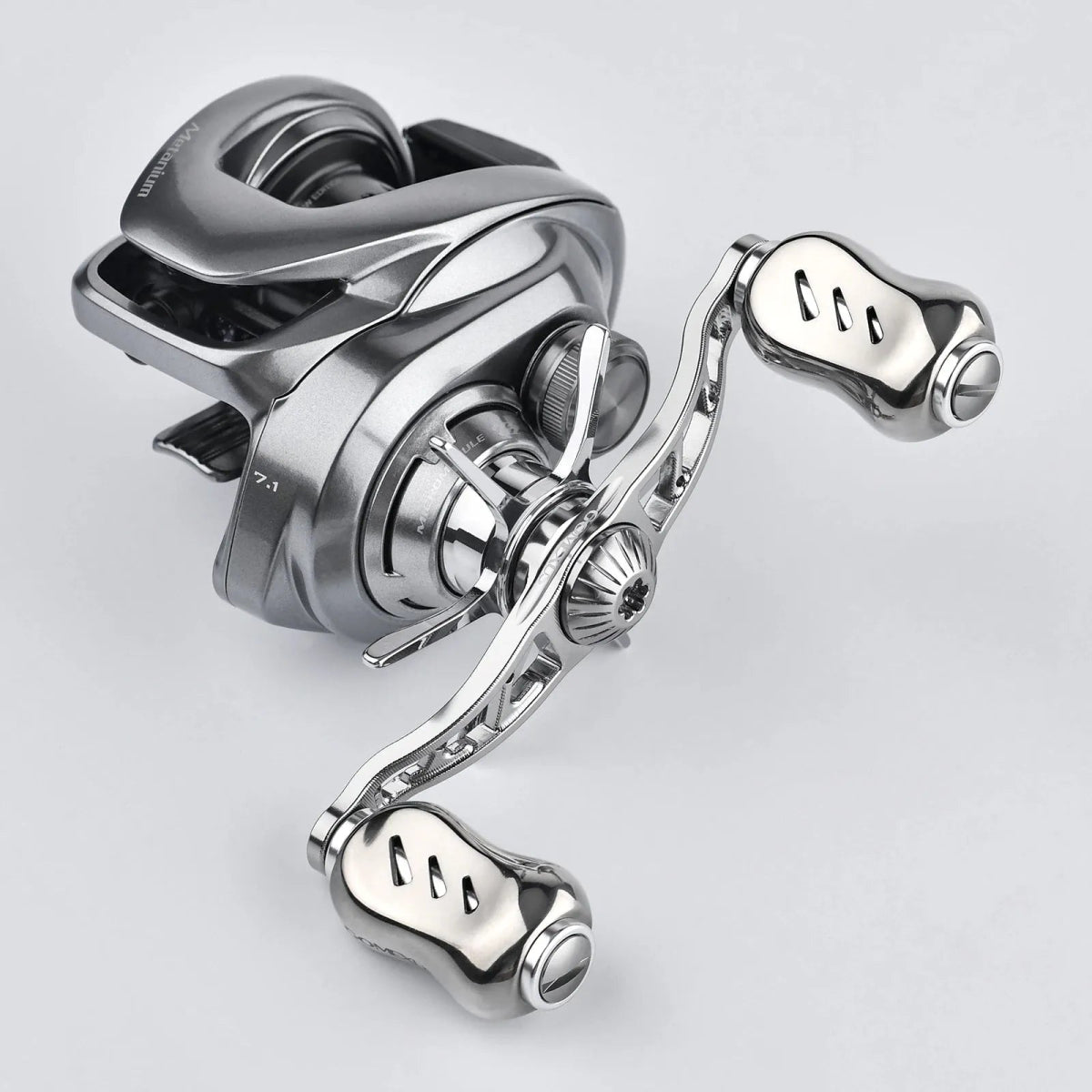 Eine Nahaufnahme der Gomexus Sternbremse 60 mm für Shimano zeigt die beiden Griffe, das Präzisionsdesign und die glatte Metalloberfläche, die die Gomexus-Qualität vor einem einfachen Hintergrund hervorhebt.