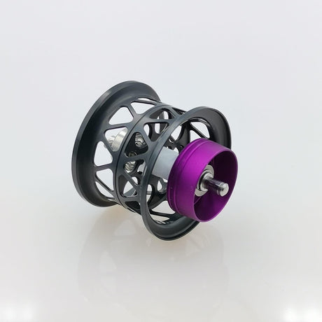 Eine Nahaufnahme der Ray's Studio Shallow Spool | 21 Alphas in Schwarz, die das schwarze Open-Frame-Design und die violette Microcastspool-Endkappe vor einem schlichten weißen Hintergrund zeigt.