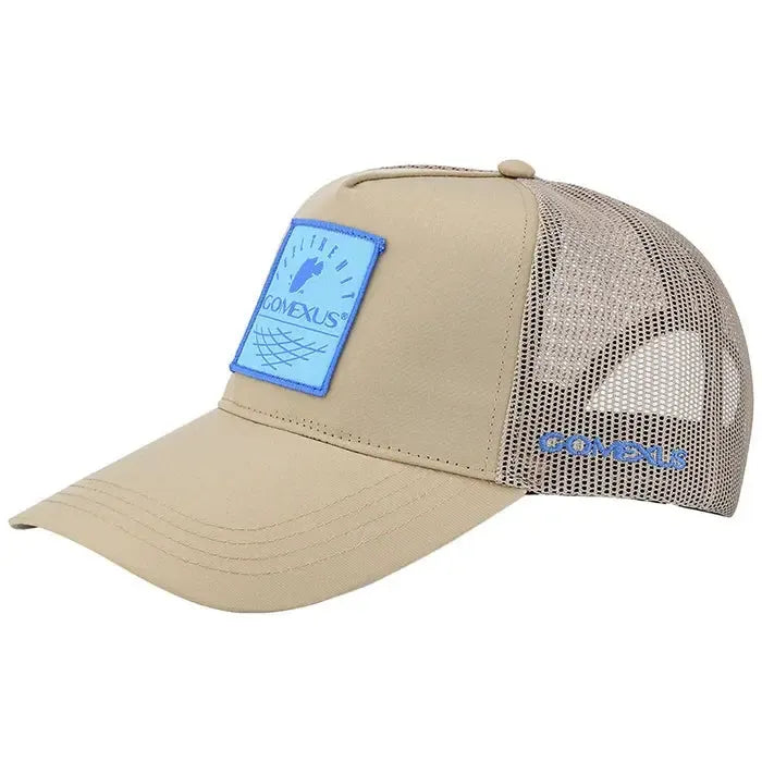 Eine beigefarbene Trucker-Cap mit Mesh-Rückseite und einem blauen Aufnäher mit einem Fisch und dem Wort CONEXUS auf der Vorderseite. Das Logo CONEXUS befindet sich ebenfalls auf der Mesh-Seite.