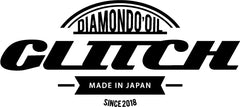 Schwarzes und weißes Logo mit den Worten DIAMONDOIL GLITCH, MADE IN JAPAN auf einem Banner und SINCE 2018 darunter. Das Design hat einen fetten, stilisierten Text und eine geschwungene Linie über DIAMONDOIL.
