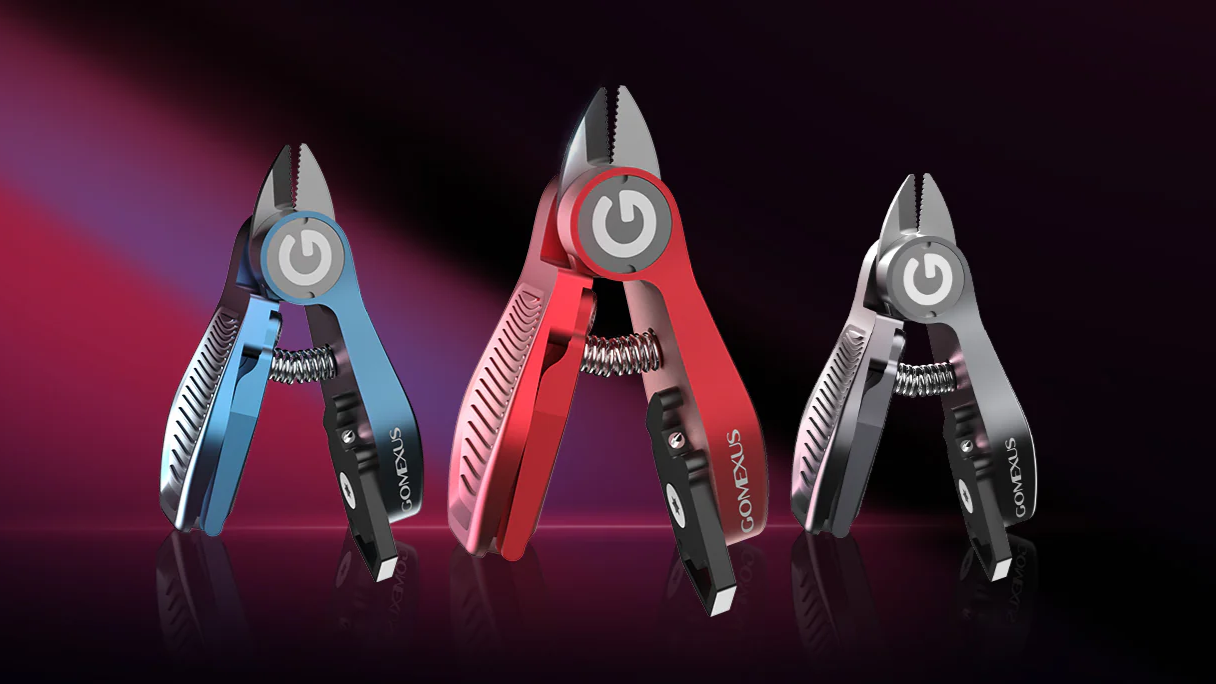 Drei Multitool-Zangen in den Farben Blau, Rot und Grau sind aufrecht vor einem dunklen Hintergrund mit einem rosa und lila Lichtverlauf dargestellt. Jedes Werkzeug hat strukturierte Griffe und der Markenname GOIAXIS ist an der Seite sichtbar.