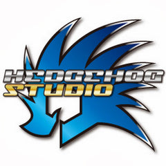 Eine stilisierte blaue Igelgrafik mit scharfen Stacheln erscheint hinter dem Schriftzug HEDGEHOG STUDIO in fetten, metallischen Buchstaben; STUDIO ist gelb unterlegt.