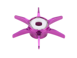 Eine metallische, sechsspeichige, lila Avail Hexagonal Sternbremse für Shimano mit einem weißen sechseckigen Zentrum; dieses maschinell bearbeitete Teil wird in mechanischen oder Automobilanwendungen verwendet.