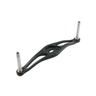 Der Avail Offset Handle STi2 für Shimano 95/100/105mm in Schwarz verfügt über eine schwarze Metallhalterung mit zwei Langlöchern und zwei aufrechten silbernen Zylinderstäben - perfekt für Angler, die ein zuverlässiges Upgrade wünschen.