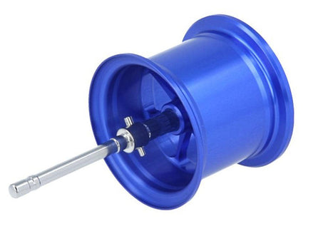 Hey, hier siehst du die coole, blaue Avail Microcast Spule für deine Shimano 21 SLX BFS! Mit ihrem zylindrischen Design und dem stabilen Metallschaft bringt sie deine Bait Finesse Skills aufs nächste Level. Perfekt zum Tunen deiner Angelrolle – mehr Wurfweite, weniger Gewicht und richtig sanfterer Lauf. Bereit für das ultimative Tuning an deiner Shimano?.