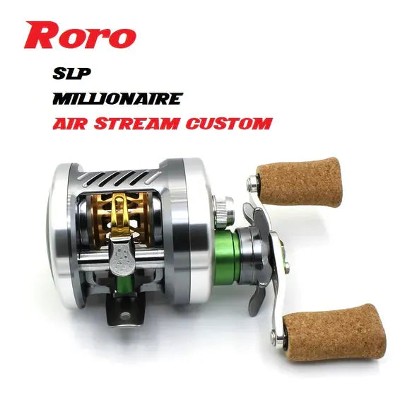 Abgebildet ist eine silber-grüne Baitcasting-Rolle mit Korkgriffen. Darüber steht in verschiedenen Schriftarten und Farben: „Roro Lure BFS Titanium Spule AX22 | 23 SLP Millionaire Air | 22 Silver Creek Air“.