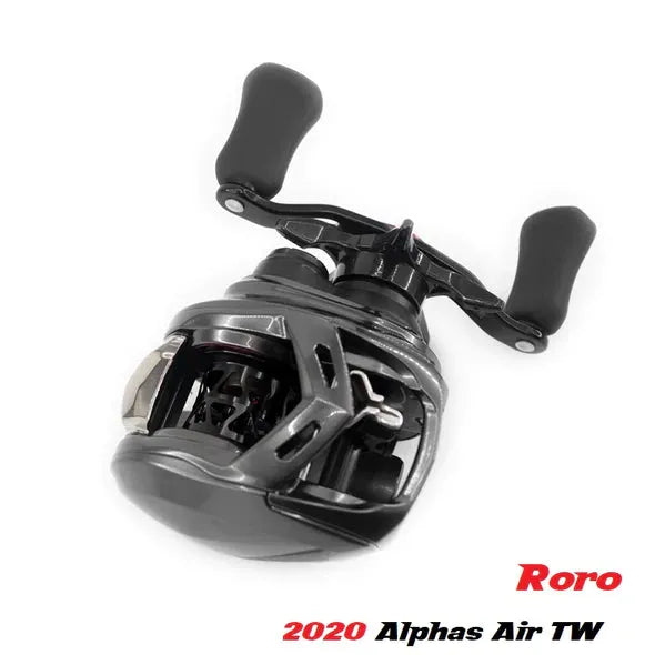 Eine schwarze Baitcasting-Rolle mit zwei ergonomischen Griffen auf weißem Hintergrund. Ausgestattet mit der Roro Lure BFS Titanium Spule AX22. Unten rechts ist „Roro 20 Alpha“ in Rot und Schwarz geschrieben.
