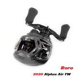 Eine schwarze Baitcasting-Rolle mit zwei ergonomischen Griffen auf weißem Hintergrund. Ausgestattet mit der Roro Lure BFS Titanium Spule AX22. Unten rechts ist „Roro 20 Alpha“ in Rot und Schwarz geschrieben.