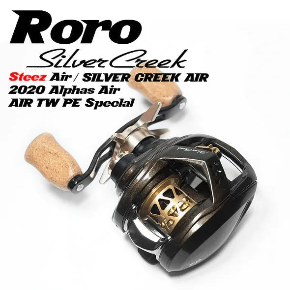 Eine Baitcasting-Rolle mit Korkgriffen und schwarz-goldenem Gehäuse ist schräg abgebildet. Im obigen Text wird sie als Roro Lure BFS Titanium Spule AX22 bezeichnet, kompatibel mit 23 SLP Millionaire Air, 22 Silver Creek Air und anderen Daiwa-Modellen.