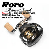Eine Baitcasting-Rolle mit Korkgriffen und schwarz-goldenem Gehäuse ist schräg abgebildet. Im obigen Text wird sie als Roro Lure BFS Titanium Spule AX22 bezeichnet, kompatibel mit 23 SLP Millionaire Air, 22 Silver Creek Air und anderen Daiwa-Modellen.