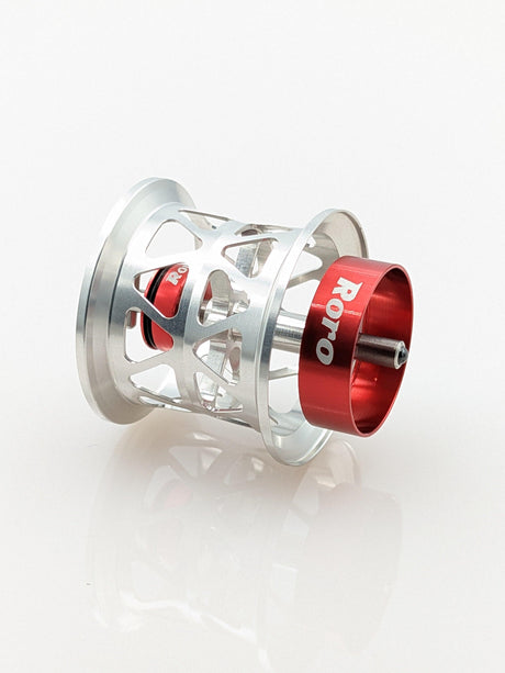 Eine silberne Metallspule mit offenem Gitterdesign und „Roro“ darauf, die Roro Lure BFS Titanium Spule AX22 passt für 23 SLP Millionaire Air, 22 Silver Creek Air, 21 Gekkabijin Air TW PE Special, 20 Alpha & 20 Steez Airs Air – ideal für Präzisionswurfweite.