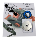 Das Reset Reels Dragclicker | Baitcaster | Daiwa-Paket verfügt über Metallscheiben und einen blauen Ring, ideal für Baitcasterrollen wie DAIWA SS Air 8.1L, mit einer mechanischen Grafik in der oberen linken Ecke.