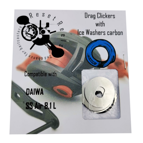 Das Reset Reels Dragclicker | Baitcaster | Daiwa-Paket verfügt über Metallscheiben und einen blauen Ring, ideal für Baitcasterrollen wie DAIWA SS Air 8.1L, mit einer mechanischen Grafik in der oberen linken Ecke.