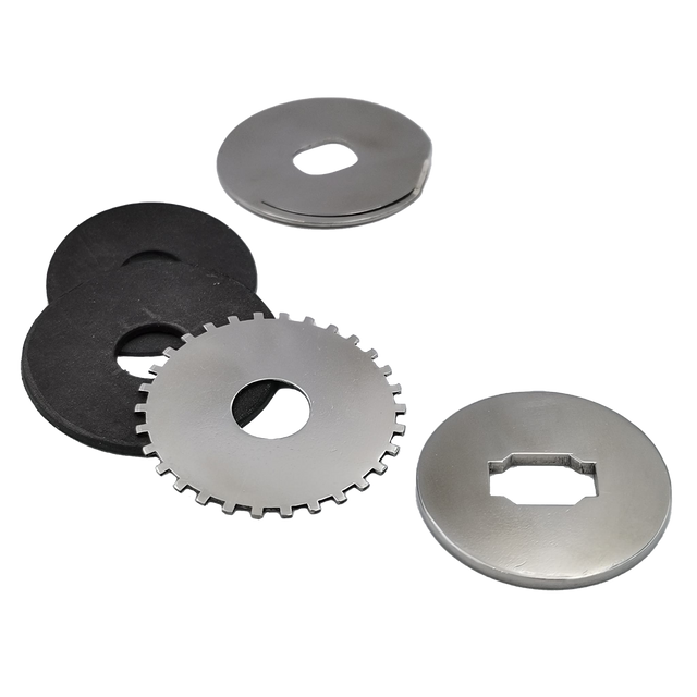 Fünf Metallscheiben und Abstandshalter vom Dragclicker | Baitcaster | Shimano von Reset Reels sind auf einem weißen Hintergrund angeordnet, darunter einer mit zahnradähnlichen Zähnen und andere mit einzigartigen zentralen Aussparungsdesigns.