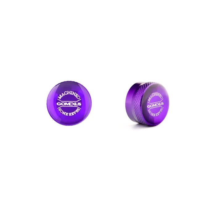 Zwei Ansichten der kleinen, runden, violetten Gomexus-Aluminium-Spulenspannungsknopfkappe mit stilvollem MACHINE KINGDOM GOVDUS-Branding auf dem Deckel; ein elegantes Zubehör von Gomexus für Baitcaster-Rollen.