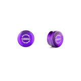Zwei Ansichten der kleinen, runden, violetten Gomexus-Aluminium-Spulenspannungsknopfkappe mit stilvollem MACHINE KINGDOM GOVDUS-Branding auf dem Deckel; ein elegantes Zubehör von Gomexus für Baitcaster-Rollen.