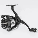 Eine schwarz-silberne Spinnangelrolle mit Kurbel, Spule und Bügelarm ist mit dem ergonomischen Gomexus Carbon Forged F22-Knauf von Gomexus für ermüdungsfreies Angeln ausgestattet, dargestellt vor einem schlichten weißen Hintergrund.