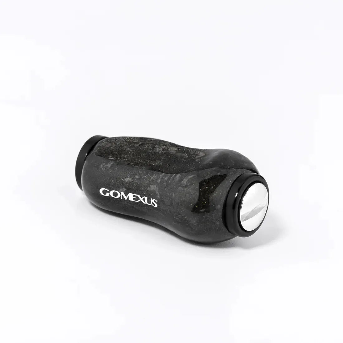 Der Gomexus Carbon Forged F22 Knopf ist ein schwarzer, ergonomischer Angelrollenknauf mit Edelstahllagern und einer metallischen Endkappe mit weißem Gomexus-Logo, der für ein ermüdungsfreies Angeln auf einem schlichten weißen Hintergrund konzipiert ist.