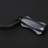 Eine Nahaufnahme des Gomexus CraftFin-35 Carbon Griffs für Stationärrollen - 35mm Carbon Kurbelarm mit 18mm Knauf und flexiblem, schwarz geflochtenem Kabel - ideal für Ultralight Angelrollen Fans, die stilvolle Haltbarkeit suchen.