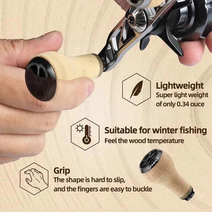 Eine Nahaufnahme zeigt eine Hand, die einen Gomexus Crank 100 mm-Griff mit 27 mm Korkknöpfen (7 x 4 mm) hält, der über leichte, rutschfeste Korkknöpfe für einfachen Halt beim Winterangeln verfügt.
