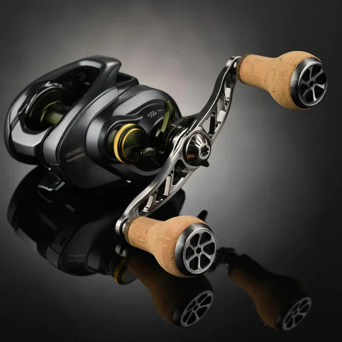 Eine Nahaufnahme einer modernen Baitcasting-Angelrolle in schlichtem Schwarz und Metallic-Finish mit zwei Holzgriffen, die sich von einer reflektierenden schwarzen Oberfläche abheben.