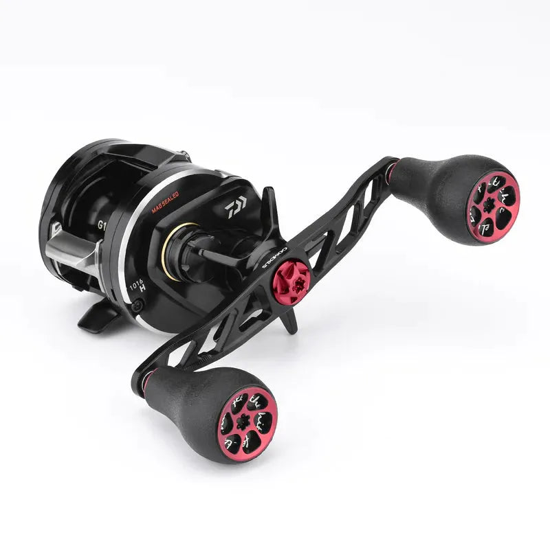 Der Gomexus Crank 120-mm-Griff mit 30-mm-TPE-Knöpfen (7 x 4 mm) ist ein schwarz-rotes Baitcasting-Rollenzubehör von Gomexus mit zwei ergonomischen TPE-Knöpfen und wird auf einem Spulengehäuse vor weißem Hintergrund abgebildet.