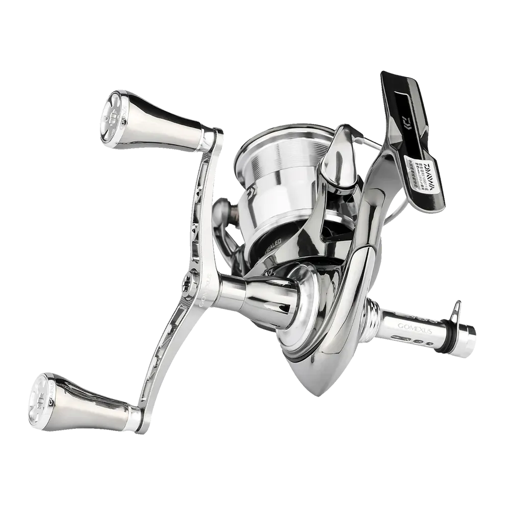 Der Gomexus Doppelgriff 98 mm mit T20-Knöpfen von Gomexus verfügt über ein elegantes silbernes Finish, einen gebogenen Griff, ein schwarzes Etikett und ist für zusätzliche Stabilität aus langlebiger 7075-Aluminiumlegierung gefertigt, abgebildet vor einem schlichten weißen Hintergrund.