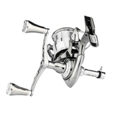 Der Gomexus Doppelgriff 98 mm mit T20-Knöpfen von Gomexus verfügt über ein elegantes silbernes Finish, einen gebogenen Griff, ein schwarzes Etikett und ist für zusätzliche Stabilität aus langlebiger 7075-Aluminiumlegierung gefertigt, abgebildet vor einem schlichten weißen Hintergrund.