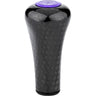 Der Gomexus FA30 Carbon Knob von Gomexus besticht durch sein schwarzes, strukturiertes Toray-Carbonfaser-Design mit einer violetten, runden Oberseite mit weißem Text. Seine glatte, konische Form verleiht Ihrer Angelrolle Stil und Haltbarkeit.