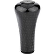 Der Gomexus FA30 Carbon Knob von Gomexus ist ein schwarzer Schaltknauf aus Toray-Kohlefaser mit strukturiertem, gewebtem Muster und abgerundeter Oberseite mit Text und Symbolen für die Gangpositionen.