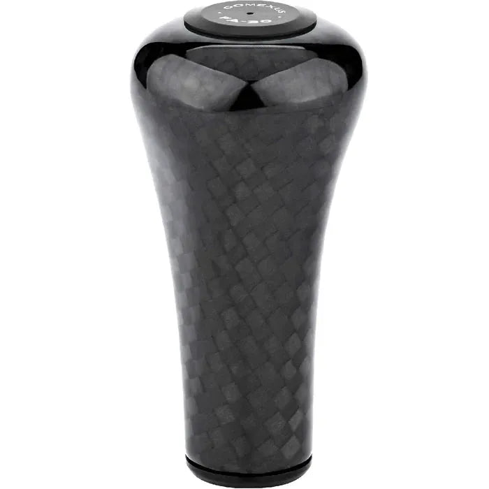 Der Gomexus FA30 Carbon Knob von Gomexus ist ein schwarzer Schaltknauf aus Toray-Kohlefaser mit strukturiertem, gewebtem Muster und abgerundeter Oberseite mit Text und Symbolen für die Gangpositionen.