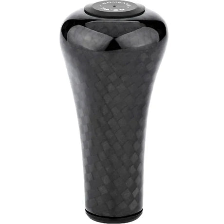 Der Gomexus FA30 Carbon Knob von Gomexus ist ein schwarzer Schaltknauf aus Toray-Kohlefaser mit strukturiertem, gewebtem Muster und abgerundeter Oberseite mit Text und Symbolen für die Gangpositionen.