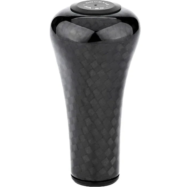 Der Gomexus FA30 Carbon Knob von Gomexus ist ein schwarzer Schaltknauf aus Toray-Kohlefaser mit strukturiertem, gewebtem Muster und abgerundeter Oberseite mit Text und Symbolen für die Gangpositionen.