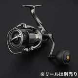Nahaufnahme eines Gomexus FA38S Carbon-Knopfes (38 mm), schwarz und silber, mit ergonomischem Design. Der Markenname „Gomexus“ ist seitlich zu sehen. Vor schwarzem Hintergrund erscheint unten rechts japanischer Text.