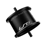 Eine schwarze Gomexus Flat Spool für Shimano 20 & 22 Metanium | BFS Spule Aluminium, PE: 1#-100m, und LONG Cast Boost, perfekt für BFS-Tuning oder Aufrüstung Ihrer Metanium. Die Spule ist isoliert auf einem weißen Hintergrund abgebildet.
