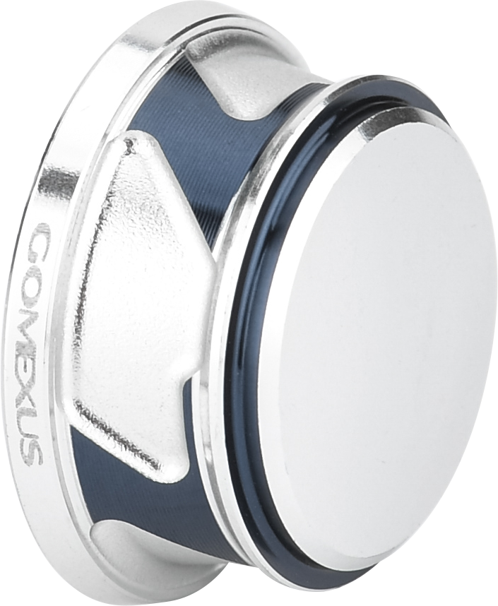 Eine silber-blaue Gomexus-Griffschraubkappe für Daiwa- und Shimano-Rollen 2000–5000 mit einer flachen, runden Oberseite mit strukturierten Kanten und dem seitlich eingravierten Gomexus-Logo.