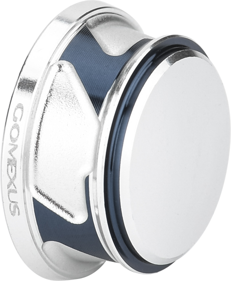 Eine silber-blaue Gomexus-Griffschraubkappe für Daiwa- und Shimano-Rollen 2000–5000 mit einer flachen, runden Oberseite mit strukturierten Kanten und dem seitlich eingravierten Gomexus-Logo.