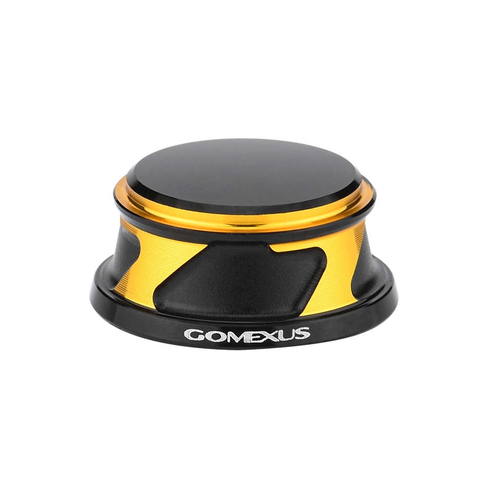 Die Gomexus-Griffschraubkappe für Daiwa und Shimano verfügt über eine runde schwarze Oberseite, metallisch-goldene Akzente und das „Gomexus“-Branding – perfekt für Rollen der Größe 2000–5000 oder als Griffknopfkappe aus Aluminium.